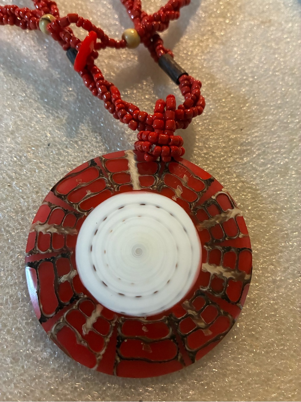Red paint shel and White Round Beaded Pendant Necklace